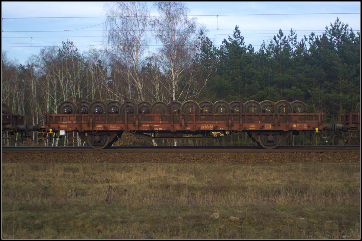 Zweiachsiger Flachwagen f�r den Radsatztransport ohne Bremsscheiben der Gattung Kkks-t 447. Die DR der DDR beschaffte 1969/1970 bei der Waggonfabrik Niesky die als Ralmms bzw Ks-z bezeichneten Wagen mit Sprengwerk und niedrigen Stirnrungen. Der Umbau zum Transport von Rads�tzen erfolgte ab dem Jahr 2000 im Werk Eberswalde. Der Wagen lief am 09.04.2018 in einem gemischten G�terzug mit der durch die Berliner Wuhlheide fuhr (21 RIV 80 D-DB 3404 035-8 Kkks-t 447).