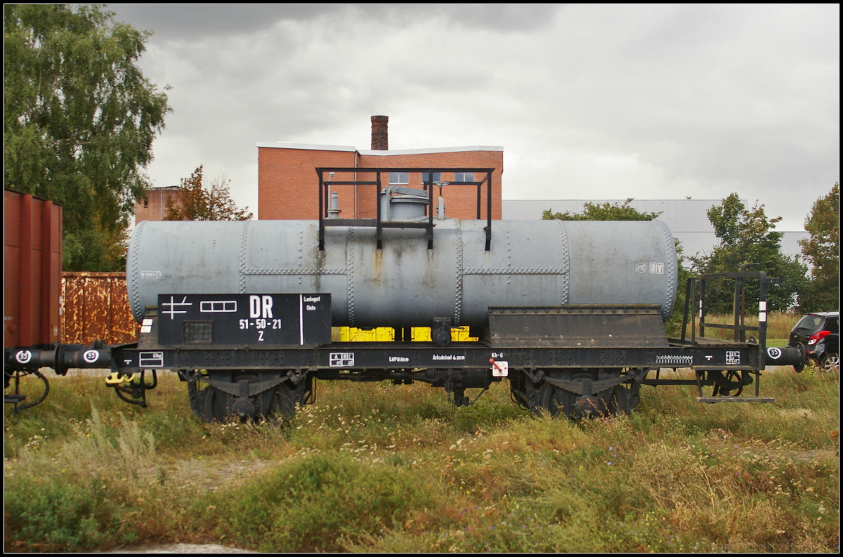 Zweiachsiger Kesselwagen der Gattung Z zum Transport von Oelen. Zu sehen war der Wagen w�hrend des Familienfest der Magdeburger Eisenbahnfreunde e.V. am 09.09.2017 am Wissenschaftshafen in Magdeburg (DR 51-50-21 Z)