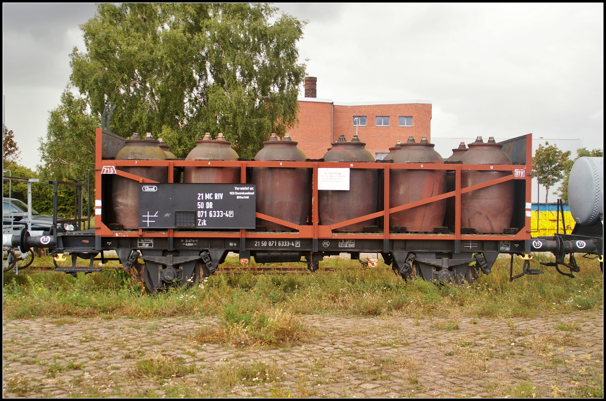 Zweiachsiger Topfwagen der Gattung Zik zum Transport von S�uren, Laugen und anderen �tzenden Fl�ssigkeiten. Der Wagen ist dazu mit zw�lf Steingutt�pfen zu je 1000 Liter ausgestattet. Mit Hilfe der GISE GmbH wird der Wagen erhalten. Zu sehen war der Topfwagen w�hrend des Familienfest der Magdeburger Eisenbahnfreunde e.V. am 09.09.2017 am Wissenschaftshafen in Magdeburg (21 MC RIV 50 DR 071 6333-4 Zik [P])