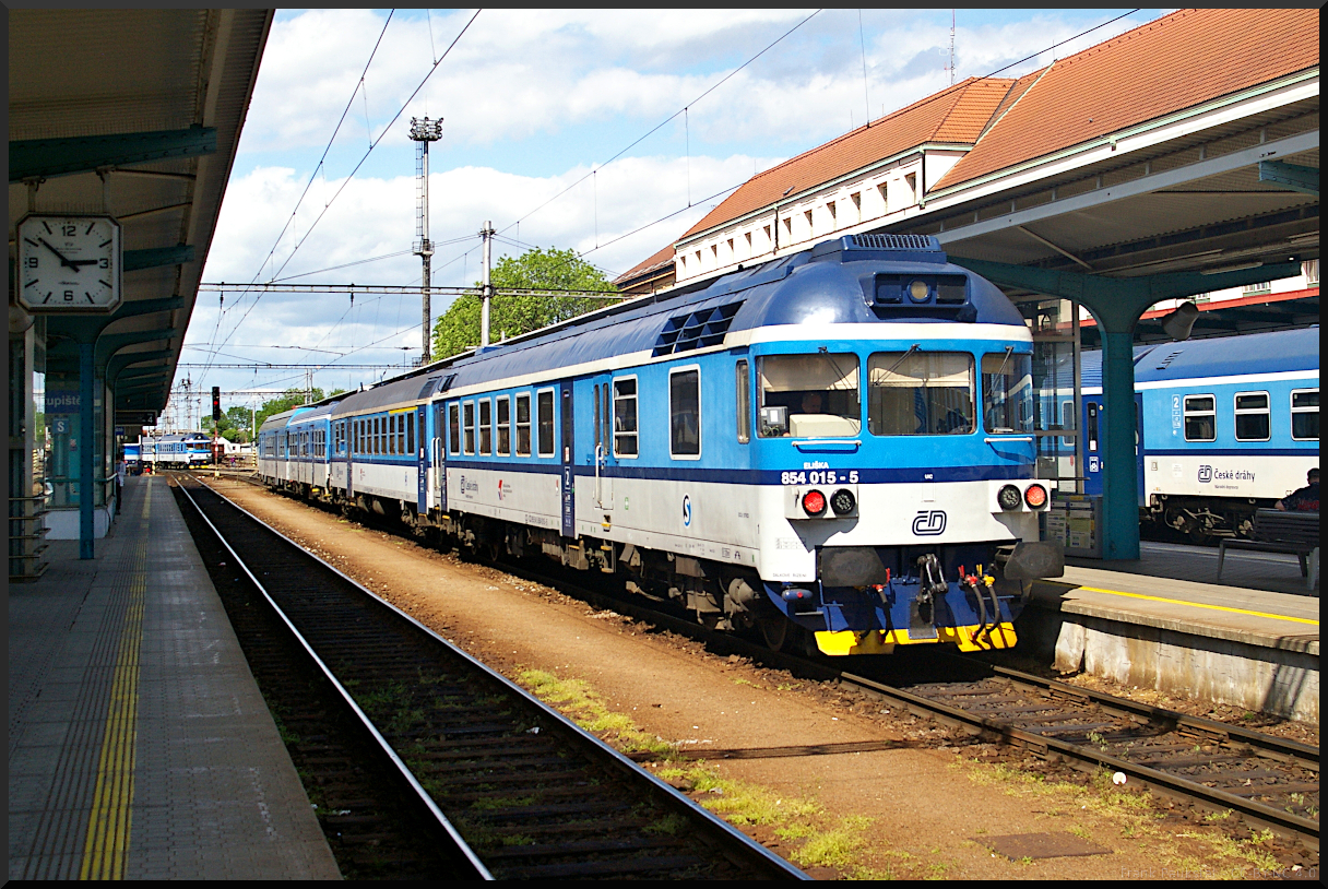 ČD 854 015 als S im Bahnhof Hradec Králové, 21.05.2022