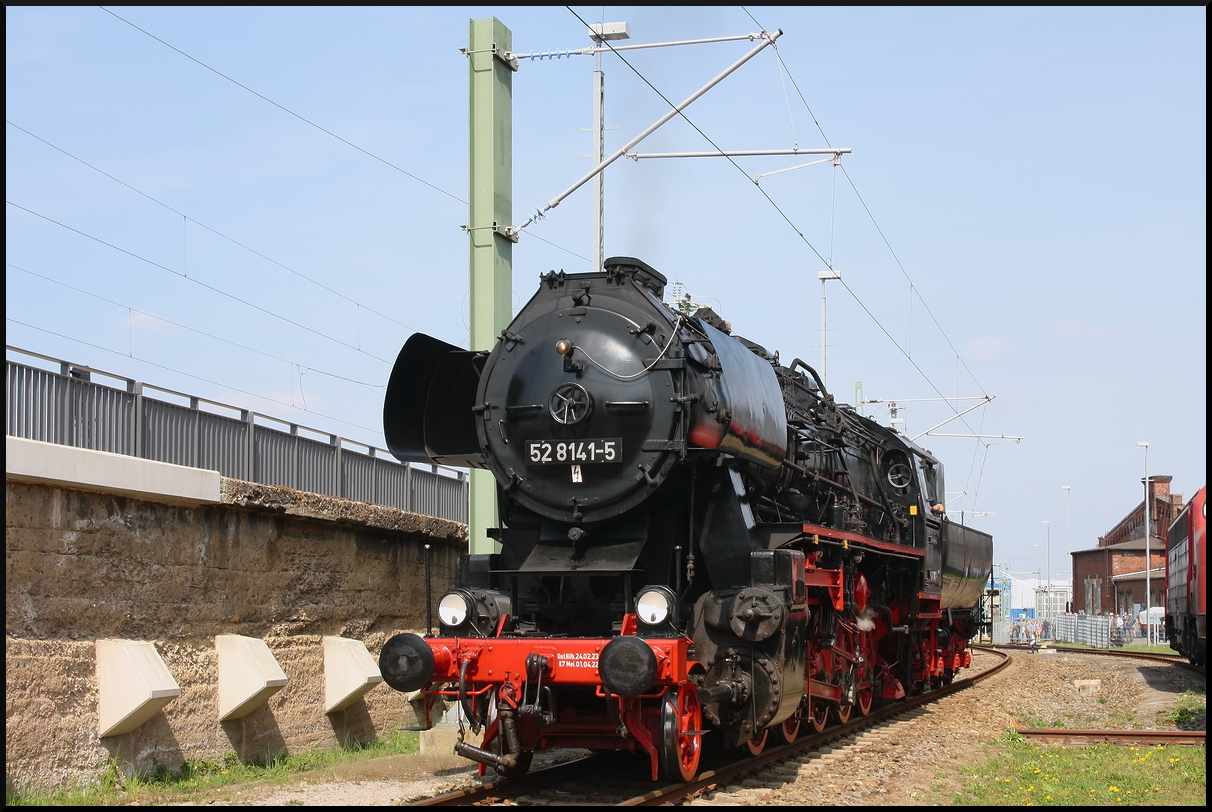 Die aus Löbau angereiste 52 8141-5, vom Typ KDL 1, stand während des 17. Dresdner Dampfloktreffen für Führerstandsmitfahrten zur Verfügung. Besonders die Kinder nutzten das am 12.04.2025 rege. Hier ist die Dampflok gerade auf Höhe der Schiebebühne.<br>
---<br>
Gebaut wurde die Dampflok bei Krenau im Jahr 1944 als Typ KDL 1. Im gleichen Jahr erfolgte die Abnahme durch die Deutsche Reichsbahn (DRB) und erhielt dann ihre jetzige Nummer, nur ohne Prüfziffer. Im Jahr erfolgte ein Umbau im RAW Stendal, wo sie einen neuen Verbrennungskammer-Kessel, Mischvorwärmer und Achslagerstellkeile erhielt. Eingereiht wurde sie von der der DR dann als Baureihe 52.8 Rekolok. Im Jahr kam dann die Prüfziffer  -5  hinzu, 1992 die Computergerechte umzeichnung in 052 141-9. Im Jahr 1992 wurde die Dampflok ausgemustert und die Ostsächsische Eisenbahnfreunde e. V. (OSEF) übernahmen die Lok.
