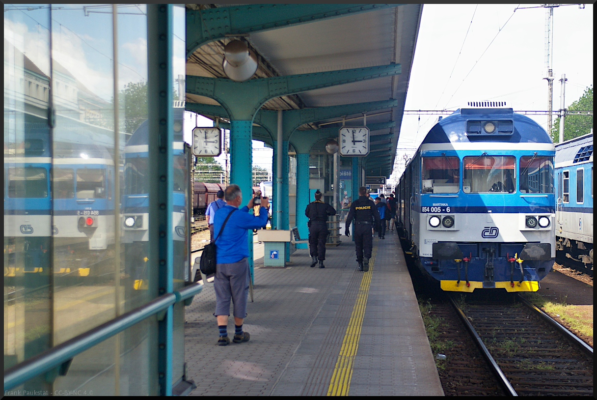 Ein Bahnsteigbild der anderen Art. Während ČD 854 005 'Martinka' am Bahnsteig stand, war die Polizei unterwegs um einen Schwarzfahrer vorläufig festzusetzen. Scheinbar wird das in Tschechien hart geahndet. Hradec Králové, 21.05.2022
