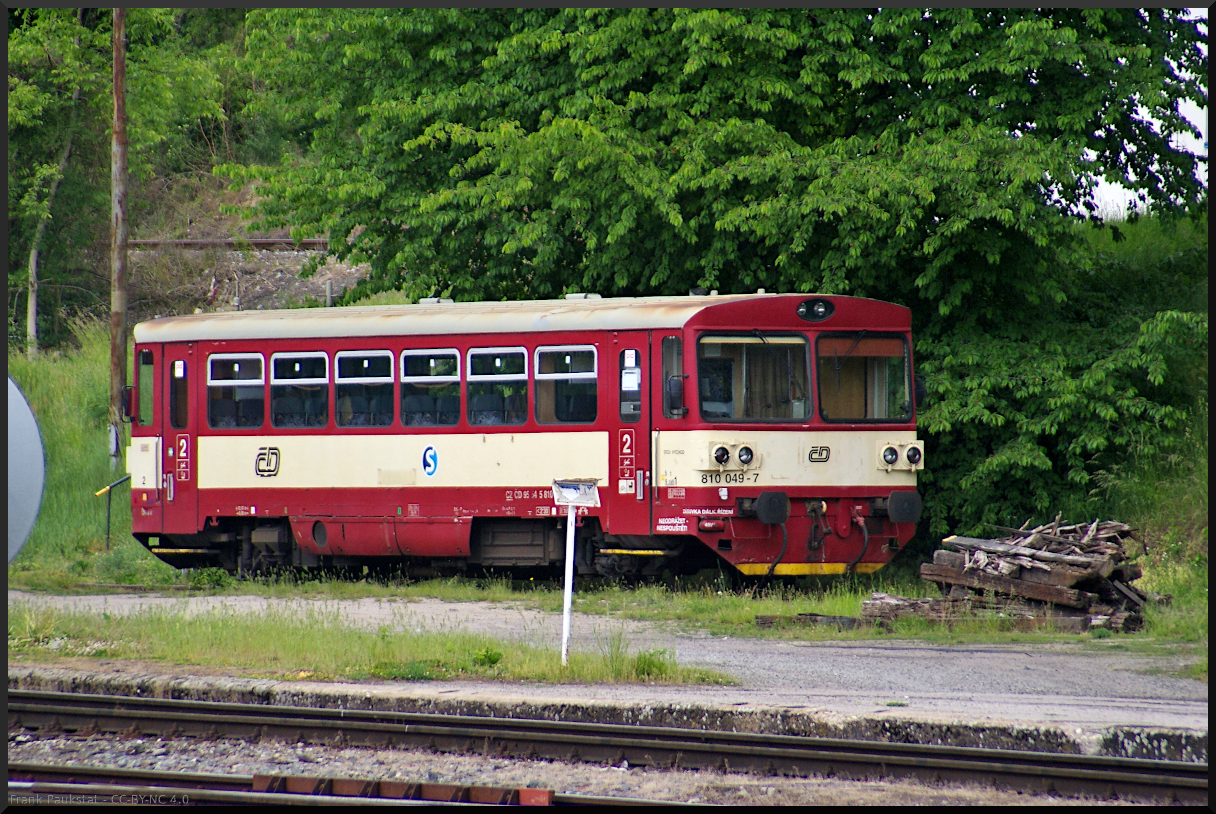 Etwas versteckt auf einem hinteren Gleis stand die  Brotbüchse  810 049 abgestellt. Der Triebwagen ist auf den Linien in Mittelböhmen als Esko Prag unterwegs, Mladá Boleslav, 22.05.2022 (CZ CD 95 54 5 810 049-7)
