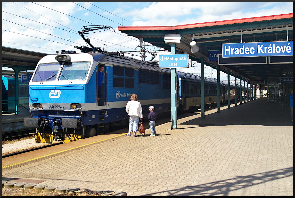 Zeit für ein kleines Schwätzchen hatte der Tf von ČD 150 225 beim Halt mit dem Schnellzug im Bahnhof (Hradec Králové, 21.05.2022)
