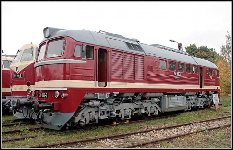 120 198-7, die für die DDR gebaute Variante der M62 nannte man auch  Taigatrommel , beim Bw-Fest. Die Lok trägt die Fabriknummer 0196 und wurde 1967r gebaut (ex DR; Leihgabe DB Museum, Eisenbahnfest des TEV zum Weimarer Zwiebelmarkt, Weimar 10.10.2009)