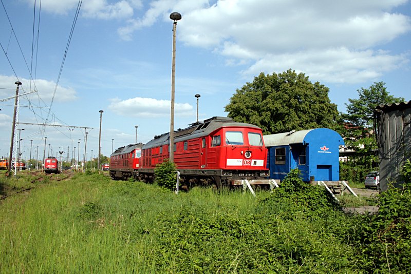 233 219-5 und eine Schwesterlok. Nicht das Bild ist schief, die alten Lichtmasten sind es (ex 232 219-6, gesichtet Berlin Nöldnerplatz, 10.05.2009).