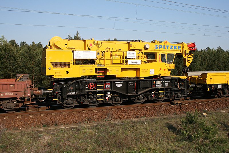 6-achsiger Kranwagen 007, gebaut von Krupp, Tragf�higkeit 45t x 6,6m (Berlin Wuhlheide, 25.04.2009).