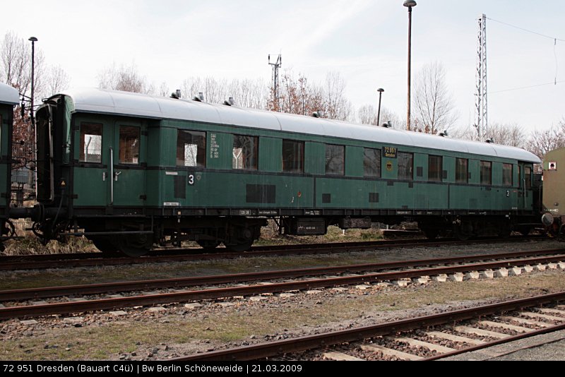 72 951 Dre C4� (50 80 28-11 101-3, ex DR, Leihgabe DB Museum) ist ein 3. Klasse Reisezugwagen (Sch�neweide, 21.03.2009).