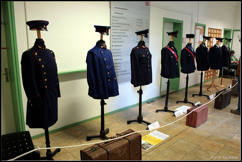 80 Jahre Lokgeschichte, dazu geh�ren auch Uniformen, welche die Bahner im Laufe der Zeit getragen haben. Einige wurde zu einer Zeitachse zusammengestellt (80 Jahre Werk Dessau, Dessau-S�d 12.09.2009)