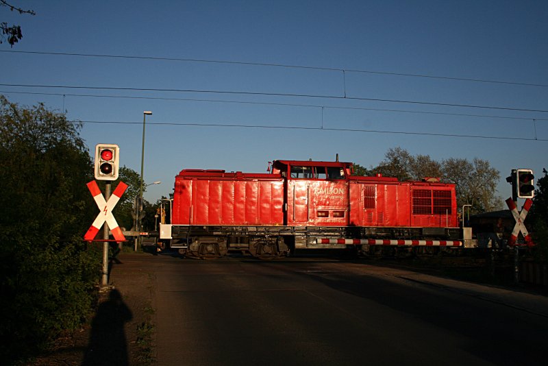 Am B� konnte noch Railion 298 331-0 mit  Rungenwagen in der tiefstehenden Abendsonne fotografiert werden (NVR-Nummer 98 80 3298 331-0 D-DB, ex DR 111 031-1, gesehen Berlin Wuhlheide 21.04.2009 - Update: 08.08.2010 Brand in Saarmund)