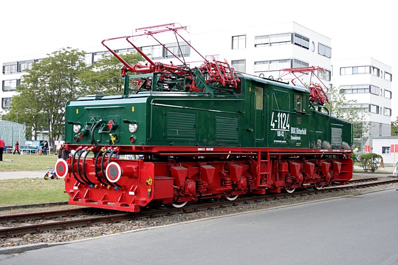 Auf die 4-1124 vom BKK Bitterfeld ist man besonders stolz (Tag der offenen T�r Bombardier, Hennigsdorf, 16.05.2009).