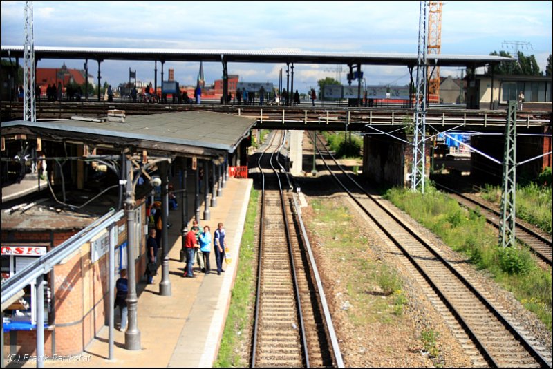 Das Gleis macht um den Br�ckenpfeiler einen kleinen Schwenk um dann wieder geradeaus zu verlaufen (Baustelle Berlin Ostkreuz, 20.06.2009).