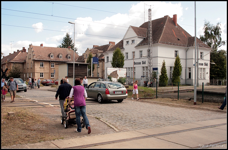 Das Werk liegt in Dessau-S�d und war zum Planungzeitpunkt 1922 somit pr�destiniert alle anfallenden Aufgaben zu l�sen. Das hat es dann auch getan, es waren bis heute 60 Baureihen dem Werk zugeordnet. So auch die V300, die 1965 das erste Mal �bergeben wurde. Am heutigen Bahnhof h�lt nur noch jeder zweite Regional-Zug und ist bedeutungslos (80 Jahre Werk Dessau, Dessau-S�d 12.09.2009)