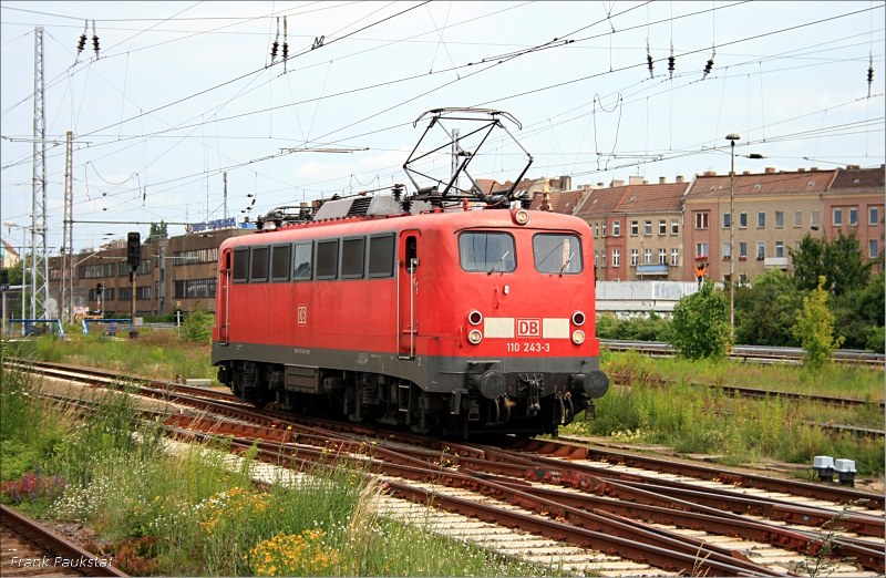DB 110 243-3 kommt vom N�ldnerplatz um den Sonderzug 43480, der im Bw bereitgestellt wurde, zu �bernehmen und nach Rostock Hbf zu fahren (NVR-Nummer 9180 6 110 243-3 D-DB, DB Regio AG - RL Baden-W�rttemberg, gesehen Berlin Lichtenberg 23.06.2009 - Update: In Dortmund Bbf 28.10.2010 zA)
