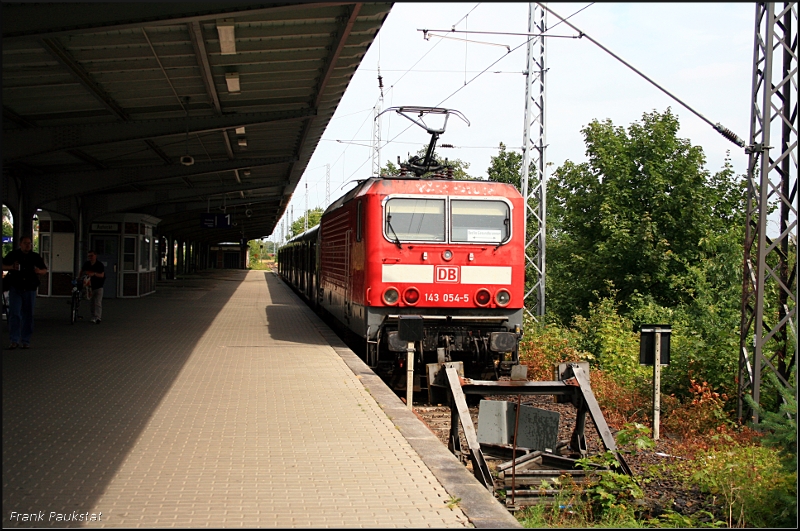 DB 143 054-5 mit dem S-Bahn Ersatzverkehr nach Gesundbrunnen. Die Garnitur besteht aus dem Nacht-Express, die Wagen sind D-DB 50 80 30-33 114-6 ABx 791.1 (KKROX 21.03.05), D-DB 50 80 20-33 198-1 Bx 794.1 (KKROX 05.02.03, Verl. KD 04.02.10), D-DB 50 80 27-33 145-5 Bxf 796.1 (KKROX 24.05.05) (DB Regio NRW GmbH D�sseldorf, ZWS/FMZ + GPS; gesichtet Hennigsdorf, 20.07.2009)
<br><br>
 - Update: In D�sseldorf abgestellt - Bei Fa. bender 15.04.2010 zerlegt
