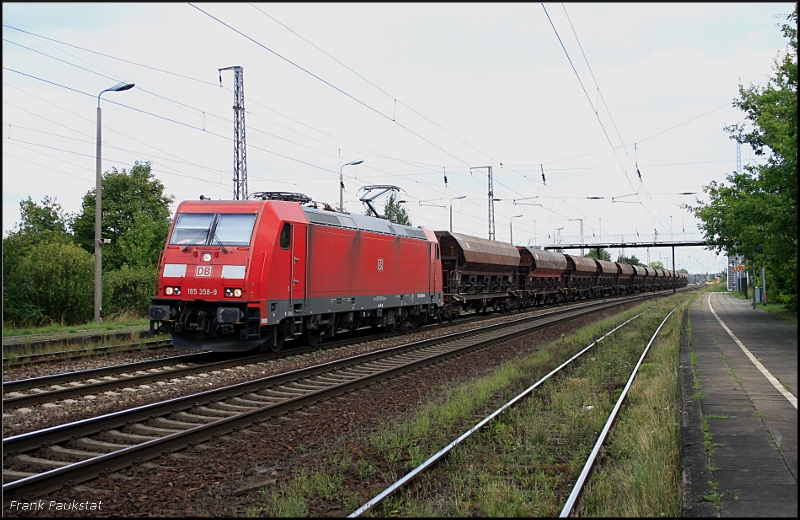 DB 185 358-9 und Sch�ttgut (NVR-Nummer: 91 80 6185 358-9 D-DB, DB Schenker Rail Deutschland AG, gesichtet Nuthetal-Saarmund, 05.08.2009)