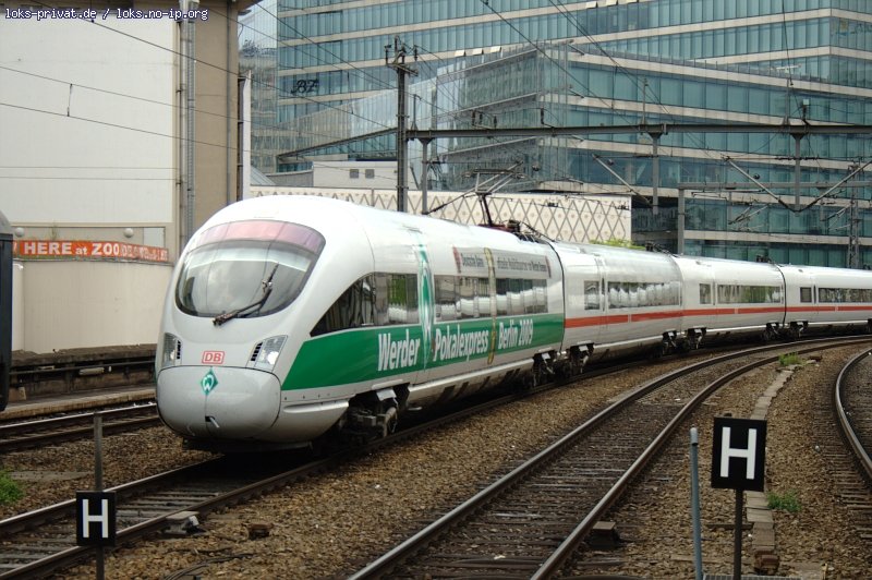 DB 411 061-5 (Tz1161) zum Pokalfinale der Herren in Berlin mit Sonderbeklebung. Das wird man wohl so nicht mehr sehen (Berlin Zoologischer Garten, 30.05.2009).