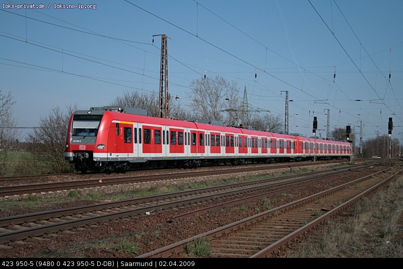 DB 423 450 / 423 950-5 auf �berf�hrungsfahrt. An den T�ren der vorderen Einheit klebten noch schwarz/gelbe-Warnstreifen (Saarmund, 02.04.2009).