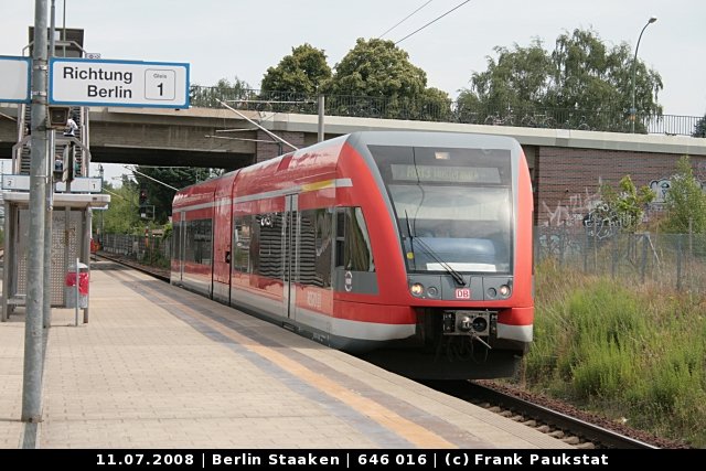 DB 646 016-6 kommt mit dem RB13 Wustermark auf dem falschen Gleis eingefahren. Hier fahren normalerweise die Z�ge in die andere Richtung nach Berlin (Berlin Staaken, 11.07.2008).