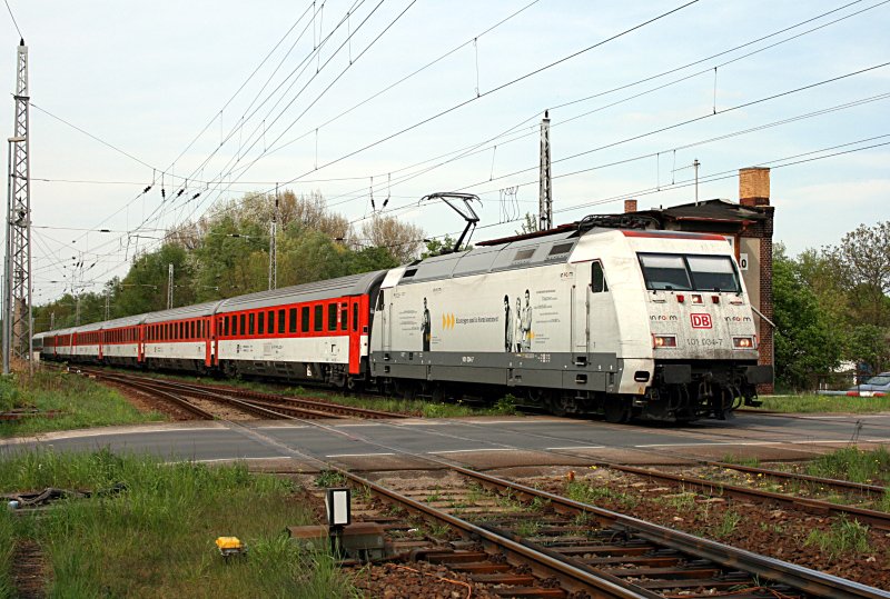 DB Fernverkehr 101 034-7  In Form . Die Schranken am Bahn�bergang werden im Stellwerkshaus noch manuell heruntergekurbelt (Zossen, 26.04.2009).