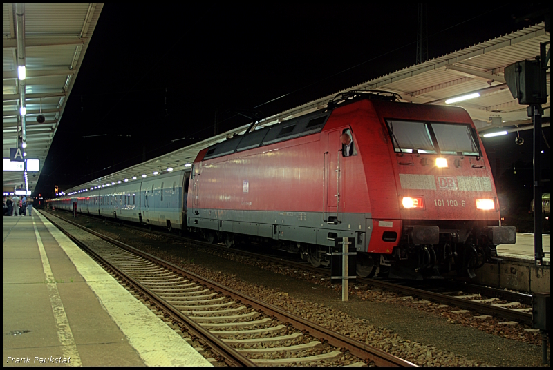 DB Fernverkehr 101 100-6 mit Talgo-Wagen als CNL 1201  Capella  nach M�nchen Ost (N�chtliches in Berlin Lichtenberg 07.10.2009)