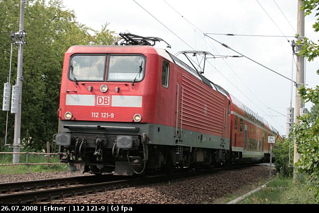 DB Regio 112 121-9 mit dem RE1 am B� hinter dem Bahnhof (gesichtet Erkner, 26.07.2008).