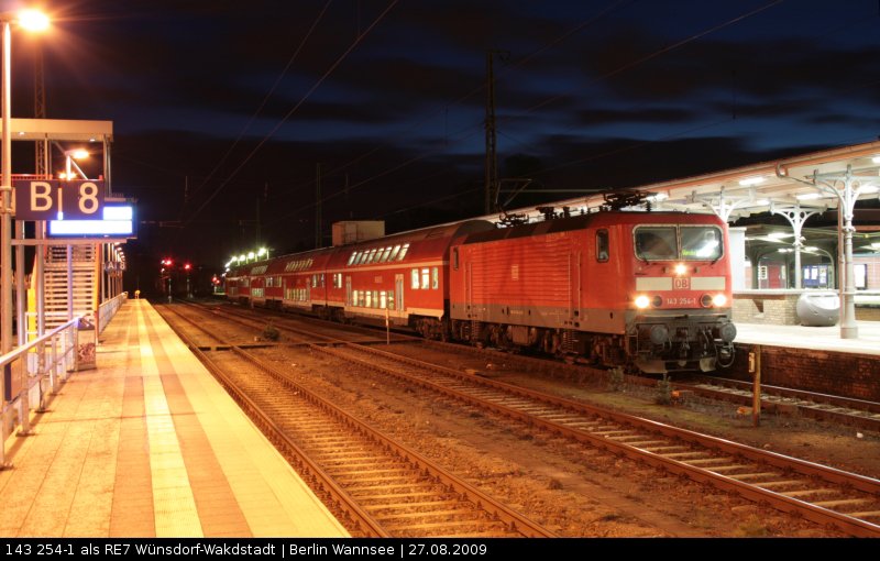 DB Regio 143 254-1 mit dem RE7 nach W�nsdorf-Waldstadt vom DB Autozug-Bahnsteig aufgenommen (gesichtet Berlin Wannsee, 27.02.2009).