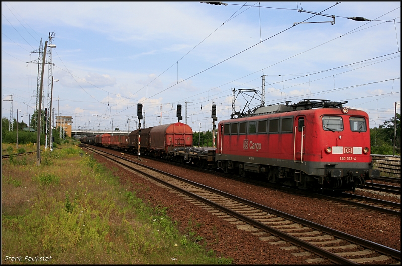 DB Schenker 140 013-4 mit einem gemischten Güterzug in Berlin Schönefeld, 08.08.2009
<br><br>
Update: 01.09.09 in Bremen-Neustadt z; 12.12.2011 in Rostock-Seehafen z; 06/2012 Mukran zA; ++ 29.03.2016