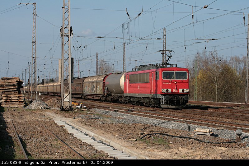 DB Schenker 155 083-9 mit gemischtem G�terzug in Wustermark-Priort am 01.04.2009