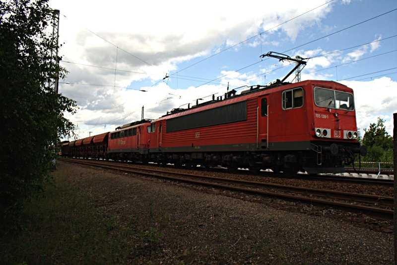 DB Schenker 155 138-1 und DB Cargo 140 490-4 mit einem gemischtem G�terzug (Berlin Gehrenseestr, 27.05.2009).