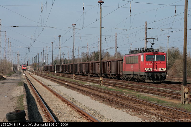 DB Schenker 155 154-8 mit Eanos-x-Zug (Priort/Wustermark, 01.04.2009)
<br><br>
Update: 19.03.2015 in Opladen verschrottet