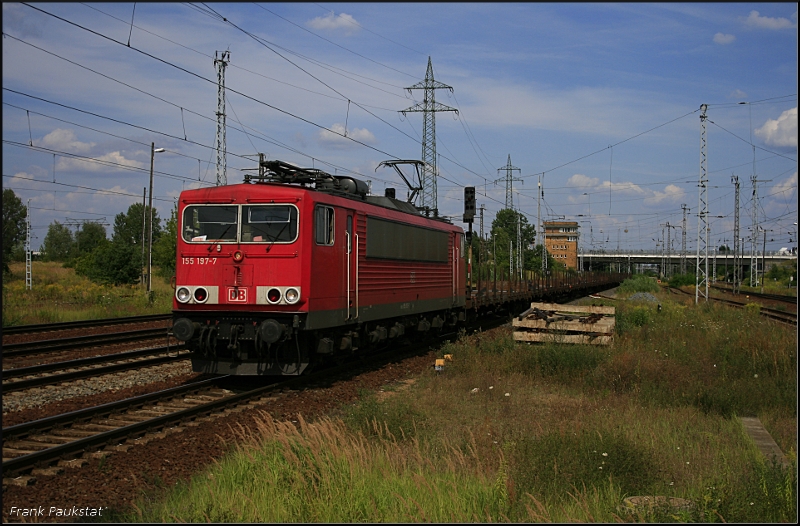 DB Schenker 155 197-7 mit leeren Rungenwagen (Berlin Sch�nefeld, 08.08.2009)