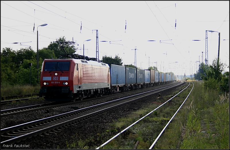DB Schenker 189 009-4 mit Containerzug bei Fotowolke. Man sieht recht sch�n das es doch noch dunkel war ohne Sonne (Class 189-VB, gesichtet Nuthetal-Saarmund, 05.08.2009)