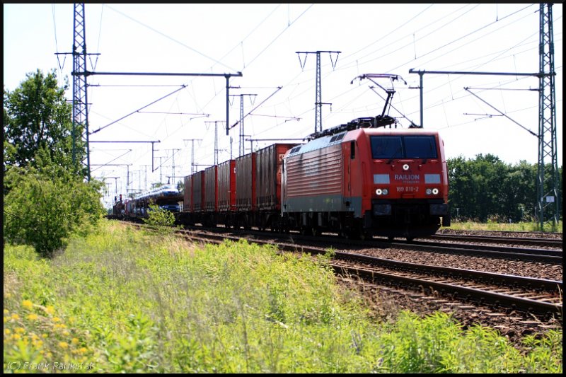 DB Schenker 189 010-2 mit einem gemischtem G�terzug bereits im Gegenlicht (Class 189-VB, gesichtet Potsdam-Golm, 17.06.2009).