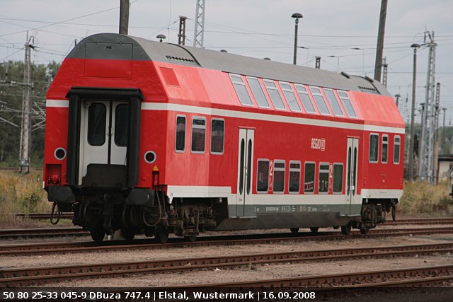 DBuza 747.4 ist ein Doppelstockwagen der als Mittelwagen in DB Regio-Z�gen zum Einsatz kommt (NVR-Nummer D-DB 50 80 25-33 045-9 DBuza 747.4, Wustermark 16.09.2008).