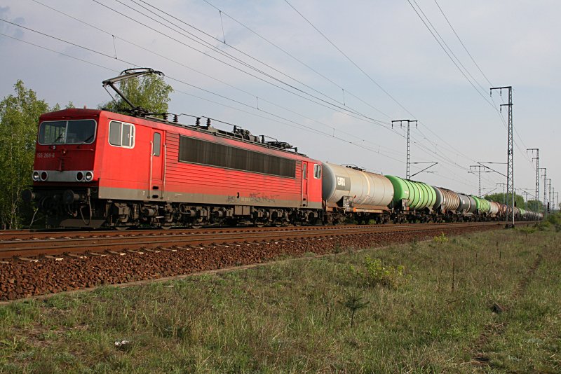 Der nächste Kesselzug wird von DB Schenker 155 268-6 gezogen (Berlin Wuhlheide, 23.04.2009)
<br><br>
Update: 25.09.2014 bei Bender zerlegt