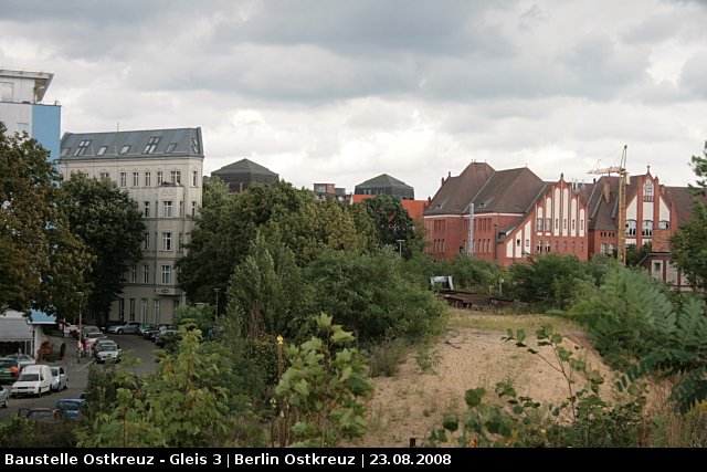 Die Br�cke am Gleis 3 wurde schon vor langer Zeit abgerissen. Man kann noch auf der anderen Seite das Gleis erkennen. (Baustelle Berlin Ostkreuz, 23.08.2008).