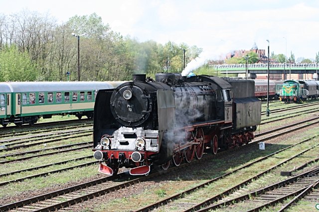 Die polnische Pt47 112 l�sst mal Dampf ab auf der ersten Paradefahrt (Wolsztyn, 03.05.2008).