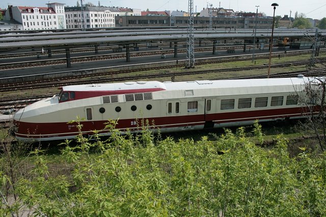 DR 175 016-5 (ex DR, Leihgabe DB Museum) ist nicht mehr fahrf�hig, wird aber im Rahmen des m�glichen von einem Verein instand gehalten (Berlin Lichtenberg, 27.04.2008).