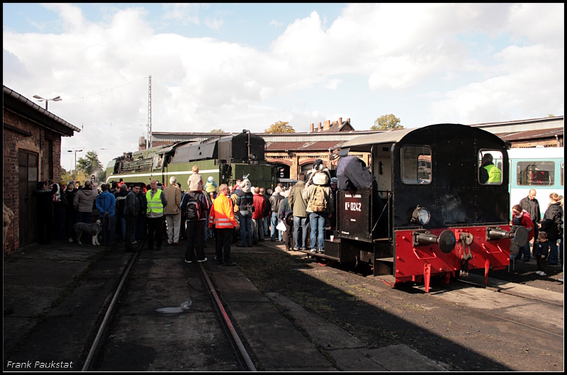 DR 18 201 war eindeutig das Highlight. Selbst die kleine K� 0242 wurde als Plattform genutzt um einen Blick auf die Dampflok zu erhaschen (Bw Sch�neweide 04.10.2009)