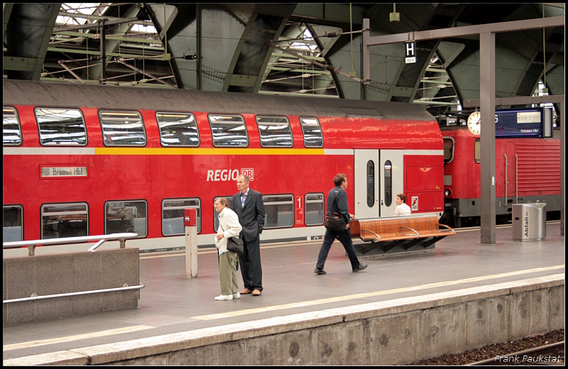 Eine Regionalbahn nach Bremen? Man k�nnte es meinen. Aber vom Berliner Ostbahnhof w�re es doch ein ganzes St�ck Fahrt mit dem Dosto des VBN. Hier handelt es sich um den Erg�nzungsverkehr nach Potsdam (Berlin Ostbahnhof, 26.09.2009)