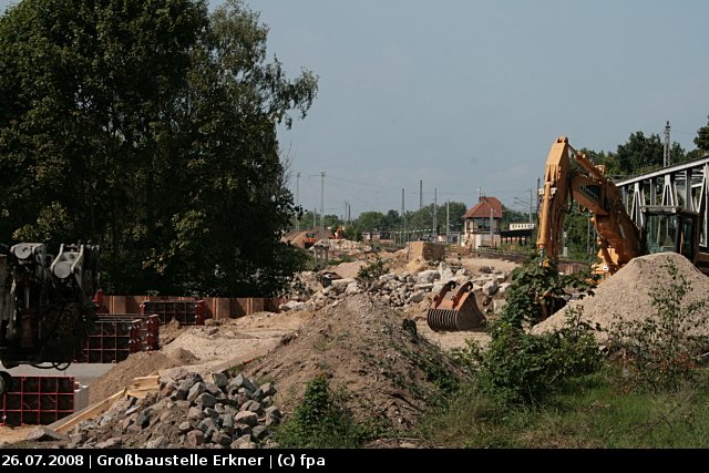 Erste Arbeiten um den neuen Bahnsteig bauen zu k�nnen (Baustelle Erkner, 26.07.2008).