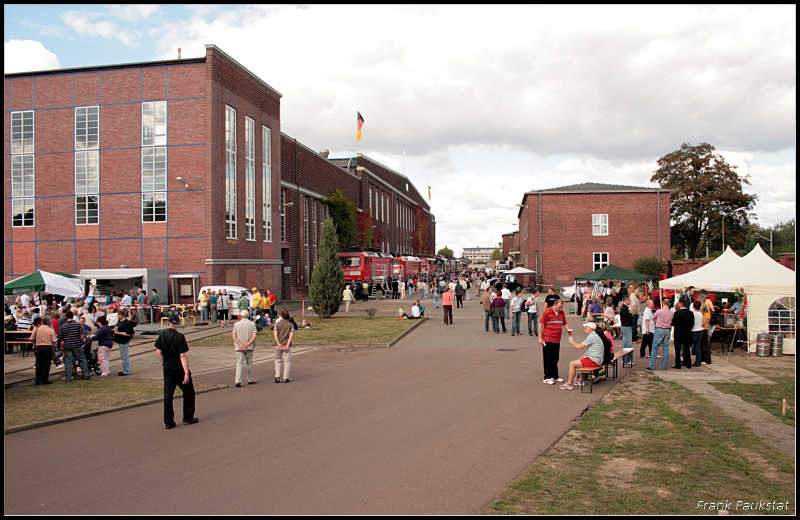 Familien und Eisenbahninteressierte aus ganz Deutschland waren anzutreffen. Das ganze hatte schon fast Volksfeststimmung, eine gelungene Veranstaltung (80 Jahre Werk Dessau, Dessau-S�d 12.09.2009)