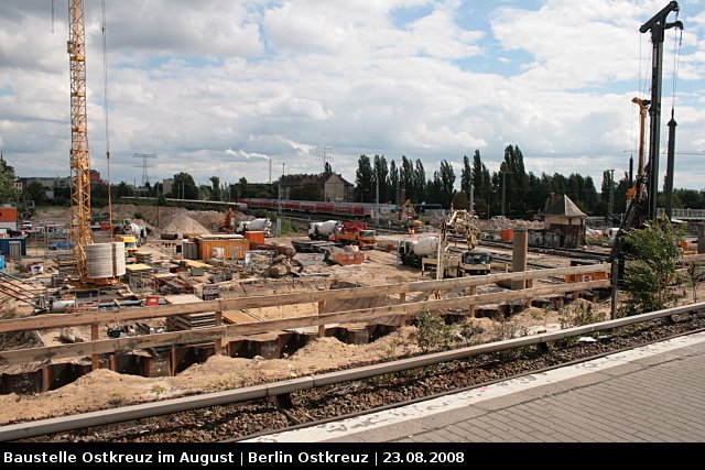 Fundamente f�r St�tzpfeiler werden ausgehoben (Baustelle Berlin Ostkreuz, 23.08.2008).