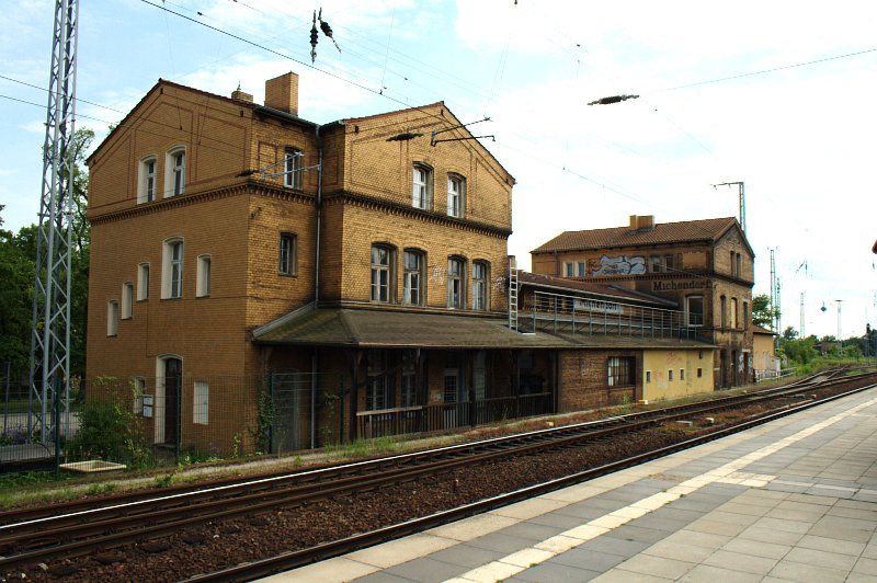 Gleisseite mit Anschrift des Stationsnamens am Geb�ude (Michendorf, 01.06.2009).
