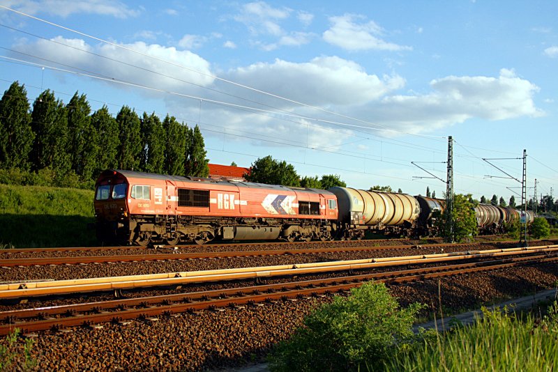 HGK DE 670 / 266 070-2 mit Kesselwagen (Berlin Bornholmer Str, 12.05.2009).