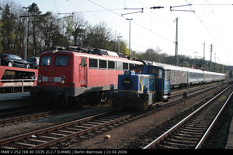 Hier  quetscht  sich die kleine MWB V252 an der gro�en 110 vorbei (Berlin Wannsee, 10.04.2009).
