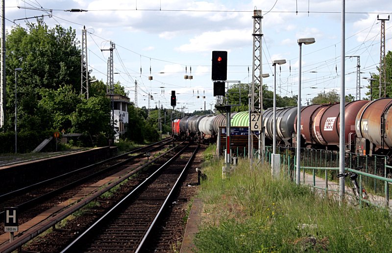 Hier sieht man sch�n wie in K�nigs Wusterhausen gefahren wird: Der Gz musste warten bis die S-Bahn weggefahren ist, erst dann kann er von rechts kommend nach links das S-Bahngleis kreuzend weiterfahren (K�nigs Wusterhausen, 14.05.2009).