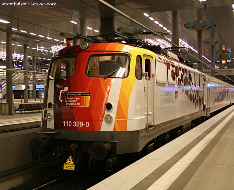 Hier zieht 110 329-0 den Zug  Expedition Zukunft  zur n�chsten Station. Auftakt ist im Berliner Hauptbahnhof, leider unten... (23.04.2009 - Update: z-gestellt 18.12.2007, wiD 13.11.2008, Dortmund Bbf 05/2010 zA, Verschrottet 14.01.2011)