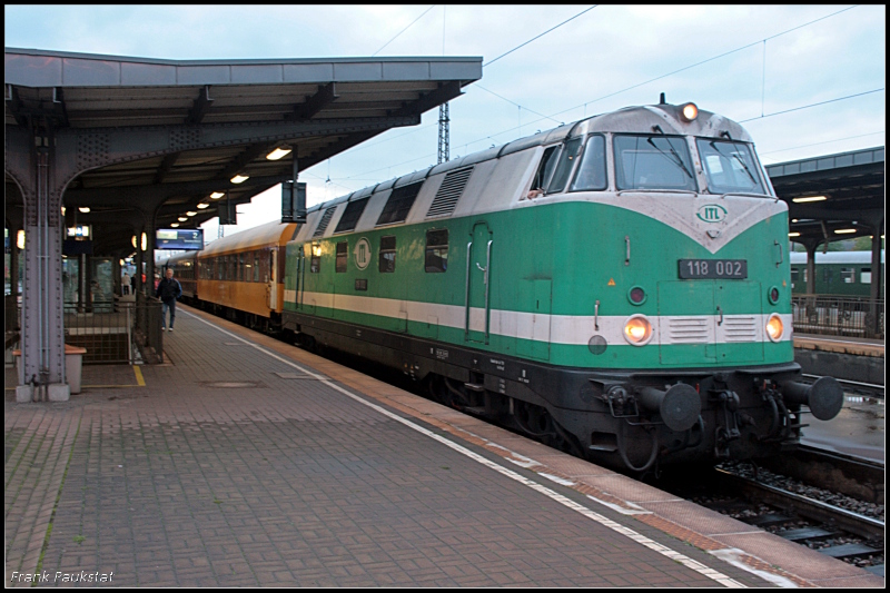 ITL 118 002 wird mit ihrem Sonderzug DPE 31793 Gotha-L�bau (Sachs) die Heimreise antreten (Eisenbahnfest zum Weimarer Zwiebelmarkt, Weimar 10.10.2009)